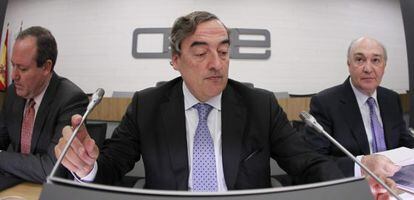 El vicepresidente de CEOE Jesús Terciado, el presidente, Juan Rosell (centro) y el secretario general, José María Lacasa