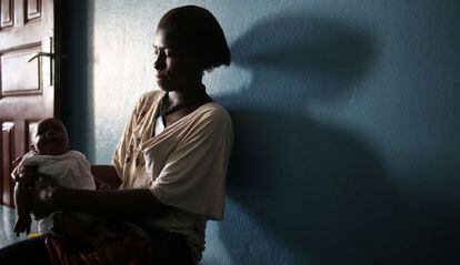 Musa Kargbo, de 21 años, acuna a su hija Abibatu tras haber sido vacunada en la maternidad Princess Christian de Freetown, Sierra Leona.