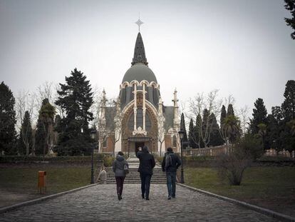 Acceso al cementerio de la Almudena, con una de las capillas al fondo.