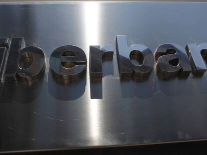 Placa con el logo de Liberbank.