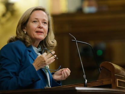 La vicepresidenta de Asuntos Económicos, Nadia Calviño, interviene desde la tribuna del Pleno del Congreso.