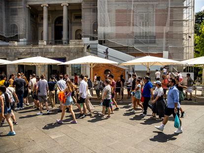 Turistas pasean por la entrada del Museo del Prado, este martes.