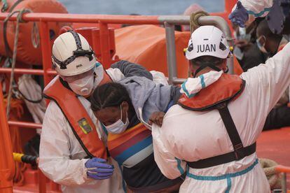 Una mujer rescatada de una patera es ayudada en el puerto de Arguineguín, el 12 de abril.