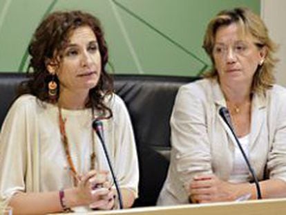 La consejera de Salud y la directora de la red de biobancos de Andaluc&iacute;a. 