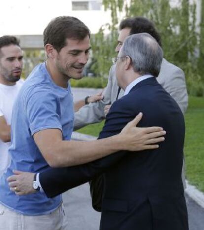Casillas saluda a Florentino Pérez el pasado jueves.