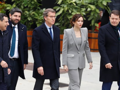 Alberto Núñez Feijóo, en el centro, con presidentes autonómicos del PP, el 6 de diciembre en el Congreso.