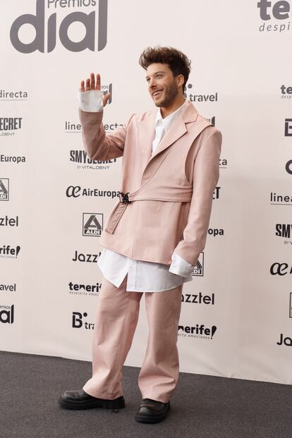 Blas Cantó ha sido el primer galardonado de la noche en desfilar por la alfombra. El 19 de mayo lanza su próximo disco ‘El principe’: “Me he tomado este año con calma y tengo muchas ganas de enseñar a la gente que lo que han visto hasta ahora de mi no es todo lo que tengo por enseñar”.