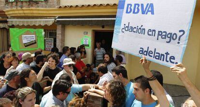 Los indignados, ante la casa que iba a desalojar la comisi&oacute;n judicial.