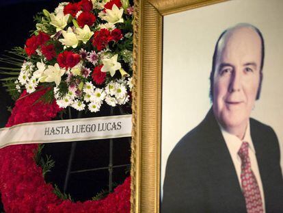 Una corona de flores en el velatorio de Chiquito de la Calzada en M&aacute;laga.