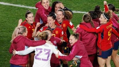 Jugadoras de la selección española de fútbol femenino tras convertirse en campeonas del Mundo en Sydney.
