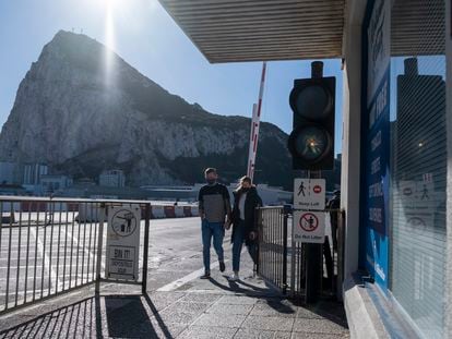 Acceso a Gibraltar a través de la pista del aeropuerto.