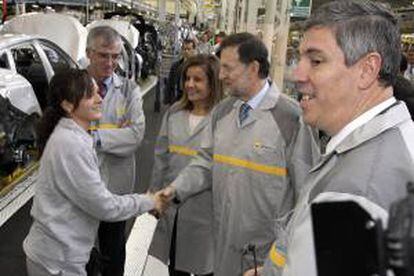 El presidente del Gobierno, Mariano Rajoy (2d), saluda a una empleada junto a la ministra de empleo, Fátima Bañez (c), el presidente de Renault España Jose Vicente de los Mozos (d) y el director de la planta de Jose Antonio López (2i) en su visita a la factoría de Renault de Palencia. EFE/Archivo