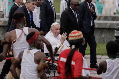 El Papa, sentado en una silla de ruedas, recién aterrizado en el aeropuerto de la capital de la República Democrática del Congo. 