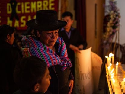 Una familiar de Jonathan Alarcon en el velorio en Ayacucho.