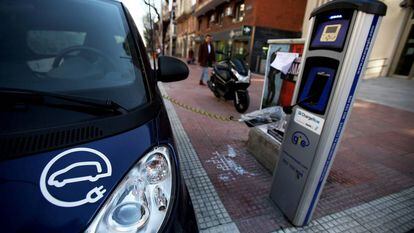 Un veh&iacute;culo el&eacute;ctrico enchufado ayer a un punto de carga en la calle de Santa Engracia, en el centro de la capital. 