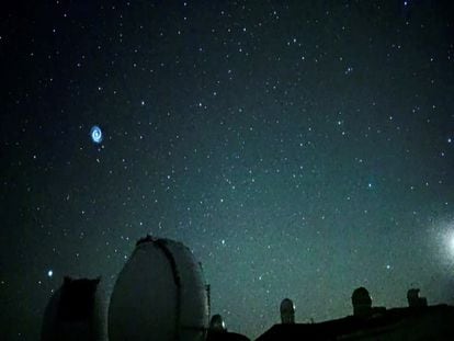 Imagen tomada del vídeo del Observatorio Astronómico Nacional de Japón que muestra la espiral desde Mauna Kea, la montaña más alta de Hawái.