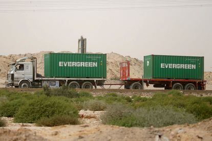Un camión, con contenedores Evergreen, espera para pasar hacia el puerto El Ain El Sokhna, este miércoles. El bloqueo del Canal de Suez puede provocar problemas en el suministro de las refinerías de EE UU y Europa, que dependen fundamentalmente de la llegada de los cargamentos de Oriente Medio.