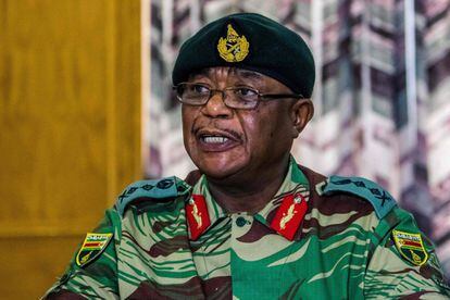 El general Chiwega, el jefe de las Fuerzas Armadas de Zimbabue, en una imagen de noviembre