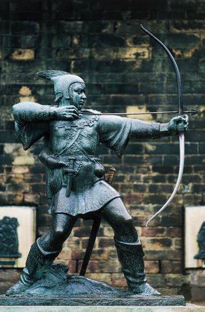 La estatua del arquero Robin Hood en el castillo medieval de Nottingham.