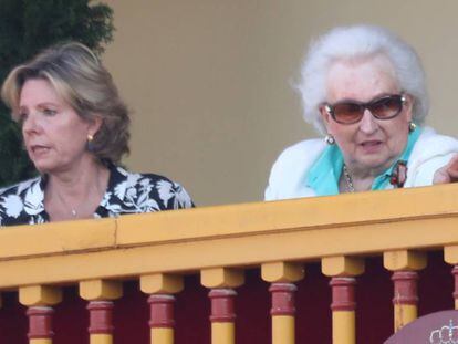 Simoneta Gómez de Acebo junto a su madre Pilar de Borbón, en junio en Aranjuez.