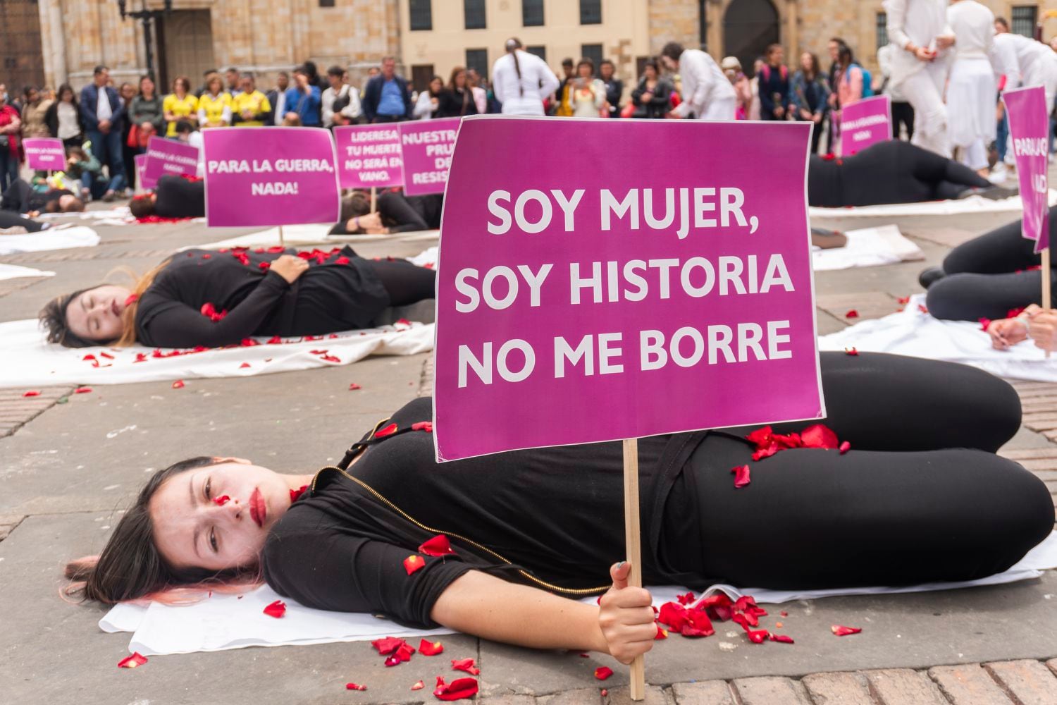 Mujeres colombianas escenifican en Bogotá la violencia contra la mujer, en marzo de 2019. 