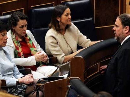 Oriol Junqueras, conversa con las ministras en funciones Isabel Celaá, Magdalena Valerio, Reyes Maroto, este martes en el Congreso. En vídeo, más mujeres que nunca en el Congreso.