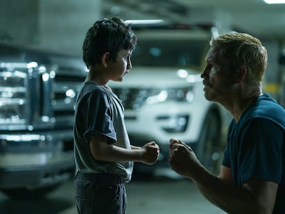 Jim Caviezel, con uno de los niños que rescata su personaje en la película 'Sound of Freedom'.