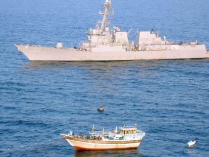 El 'USS Kidd' se dispone a rescatar al barco iraní.