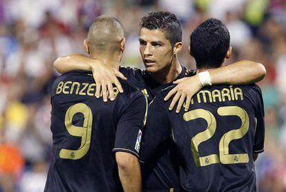 Cristiano celebra uno de sus tres goles en La Romareda abrazado a Benzema y Di María.