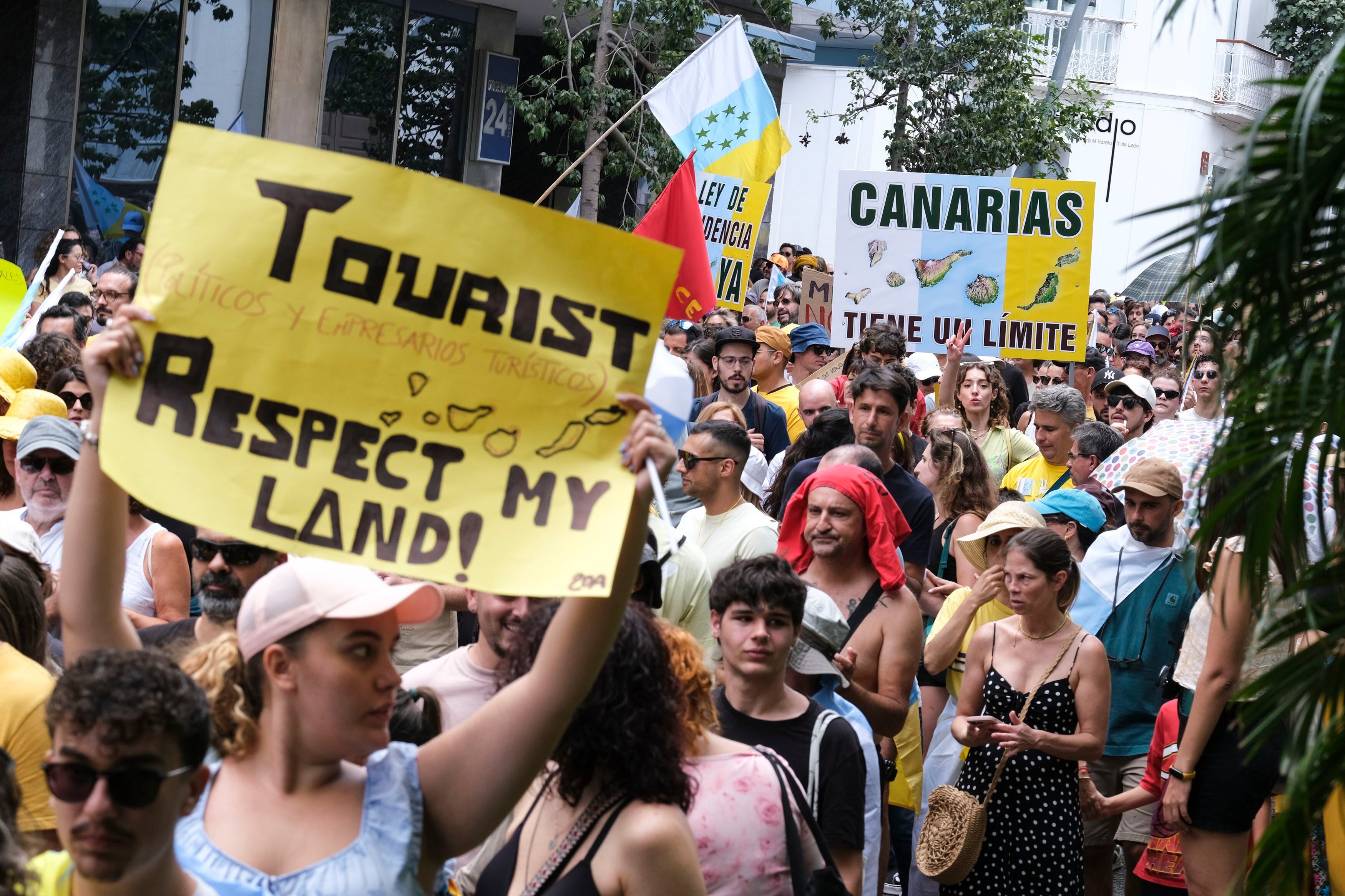Centenares de personas participan en la manifestación contra el turismo de masas, este sábado en Santa Cruz de Tenerife. 