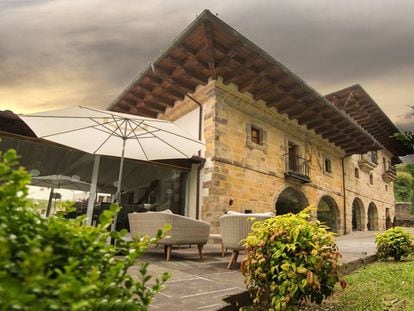Fachada y terraza del hotel Palacio de Arce, en Cantabria. 