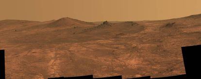 Una de las últimas imágenes captadas por el 'rover' en Marte, en 2015. De frente, el cráter 'Spirit of St. Louis'