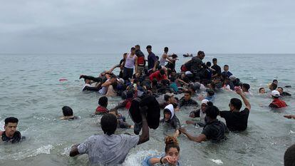 Un grupo de personas intentan entrar por mar en Ceuta desde Marruecos durante la crisis migratoria de mayo de 2021.