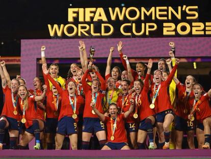 Las jugadoras de la selección española levantan el título de campeonas del mundo, ayer en Sídney (Australia).