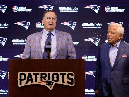 Bill Belichick (i) y Robert Kraft durante la rueda de prensa de este jueves.