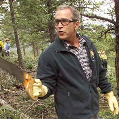 George W. Bush empuña un serrucho en el parque nacional de las Montañas Rocosas (Colorado).