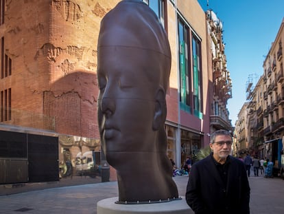 El artista Jaume Plensa junto a su escultura " Carmela" , situada al lado del Palau de la Música de Barcelona.