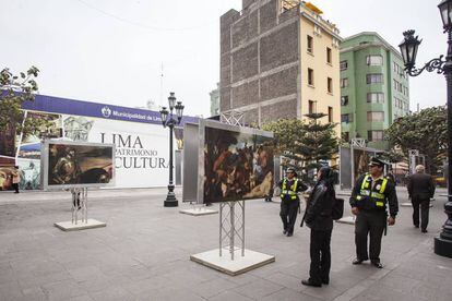 Una ciudadana y dos policías se acercan a una de las obras expuestas durante 'El Museo del Prado en Lima', en la capital peruana.