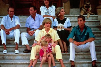 Los príncipes Carlos y Diana y sus hijos en el palacio de Marivent, en Mallorca, en agosto de 1987.