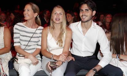 Miranda Rijnsburger y su hijo Miguel con su novia Danielle Obolevitch, en la Mercedes-Benz Fashion Week Madrid, en julio.