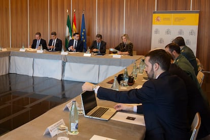 El Secretario de Estado de Seguridad, Rafael Pérez (3i), acompañado del delegado del Gobierno en Andalucía, Pedro Fernández (2i), durante la reunión de la Mesa de Coordinación Operativa (MECO) del IV Plan Especial de Seguridad del Campo de Gibraltar, este martes en Cádiz