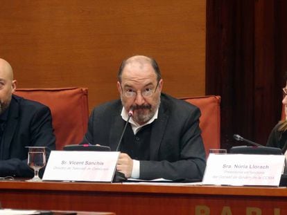 Sanchis (centre), al Parlament, aquest divendres.