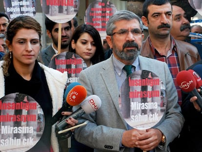 El presidente del Colegio de Abogados de Diyarbakir, Tahir Elçi (centro), se dirige a los medios poco antes de su muerte, en el distrito histórico de Diyarbakir.