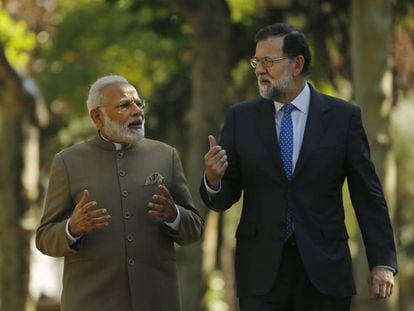 El primer ministro de India Narendra Modi pasea junto a Mariano Rajoy por los jardines del Palacio de la Moncloa en Madrid