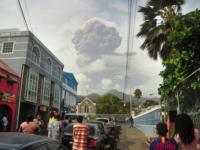 Un grupo de personas observa una fumarola del volcán La Soufriere en San Vicente, el día de hoy.
