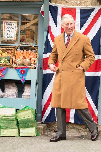 Desde hace décadas, las revistas masculinas más prestigiosas del mundo no solo le han calificado como el mejor guardián de la moda clásica inglesa sino como uno de los hombres mejor vestidos sobre la tierra e "icono de estilo" imperecedero.