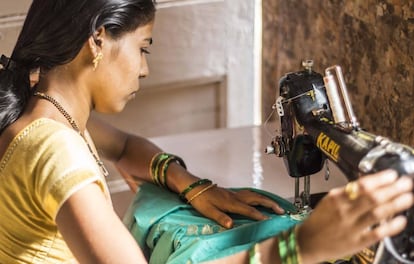 La economía informal emplea al 80% de los trabajadores y trabajadoras indios. En las ciudades, muchas mujeres trabajan como asistentas domésticas, vendedoras o costureras.