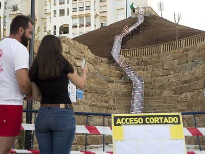 Dos personas observan el tobogan urbano mas grande de España, en Estepona (Málaga), el pasado 10 de mayo. En vídeo, así fue la inauguración del tobogan.