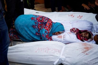 Una familiar de Baraka y Abu Reda llora cerca de sus cuerpos en un hospital, tras los ataques israelíes, este lunes en Jan Yunis. 