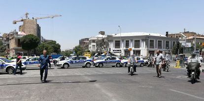 Vista general del exterior del Parlamento iraní, durante el ataque al complejo.